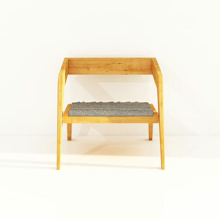Fauteuil bas en hêtre clair, assise en laine grise, sur fond blanc
