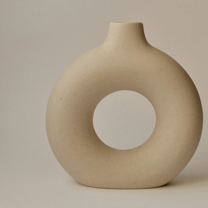 Vase en grès beige en forme d'anneau